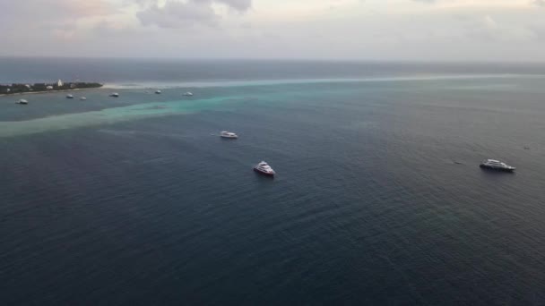 モルディブ諸島の島々の近くのヨットでセーリング — ストック動画