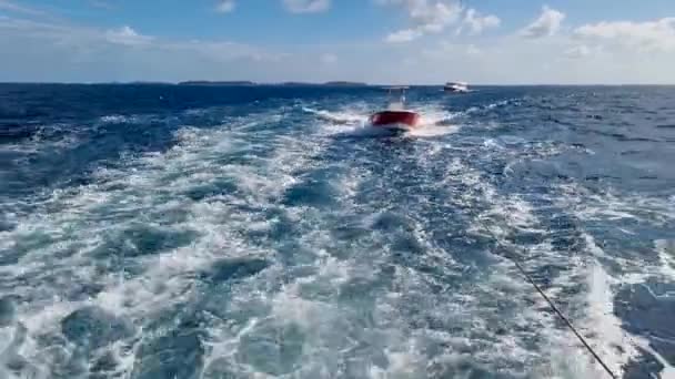 Navegar Yate Cerca Las Islas Del Archipiélago Las Maldivas — Vídeos de Stock
