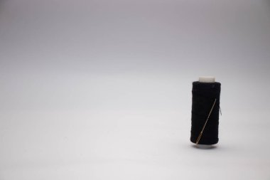 Beyaz arka plan minimalizminde siyah iplik. Yüksek kalite fotoğraf