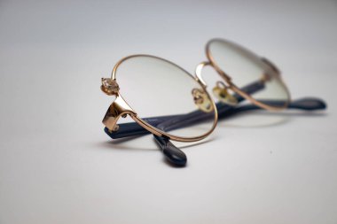 Beyaz üzerine eski moda bardaklar