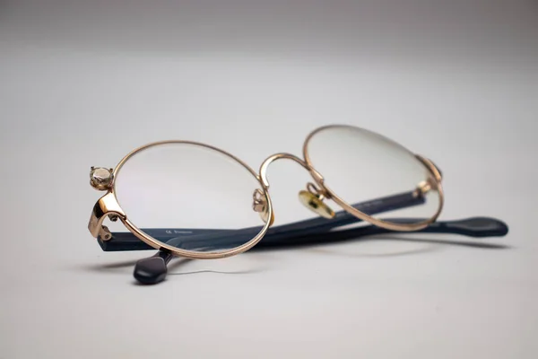 Staromodne okulary na białym — Zdjęcie stockowe