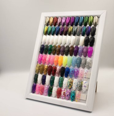 Beyaz ahşap çerçevedeki çiviler için tasarımlar