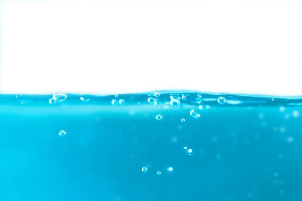 Вид Збоку Води Бульбашками Хвилями Ізольованому Фоні — стокове фото