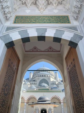 İstanbul 'daki muhteşem Buyuk Camlica camisinin girişi