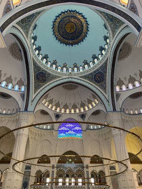İstanbul 'daki Buyuk Camlica camisinin içinden bir kubbe resmi