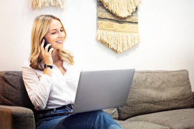 bir bilgisayarda çalışan genç kadın