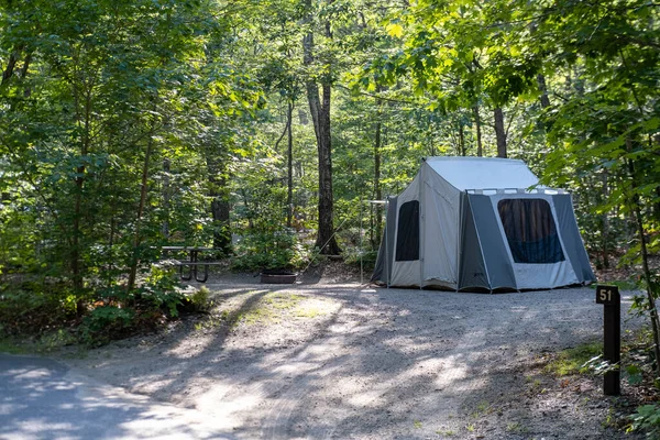 テントキャンプ旅行中の夏にキャンプ場に設定します 高品質の写真 — ストック写真
