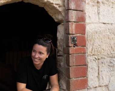 Ahırın vitrininde çok hoş bir kız.