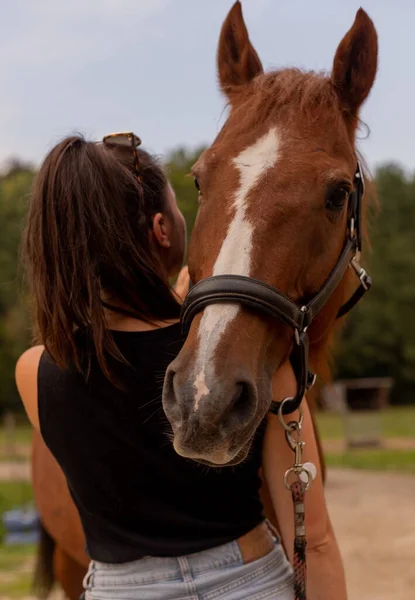 Vue Arrière Une Jeune Femme Embrassant Son Cheval — Photo