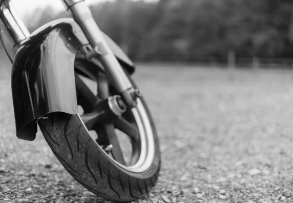 オートバイの前輪に黒と白のクローズアップ — ストック写真