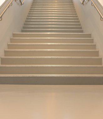 Fotoğraf büyük ve parlak bir merdivenin altında.