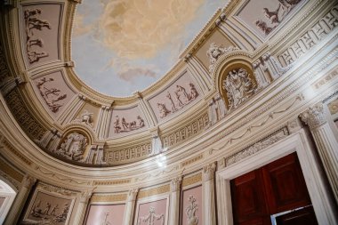 Vranov nad dyji, Güney Moravya, Çek Cumhuriyeti, 03 Temmuz 2021: Freskleri ve mermer heykelleri olan anıtsal barok salonun iç mimarisi, 3D boyalı duvarlar, gökyüzü ve bulutlu oval tavan.