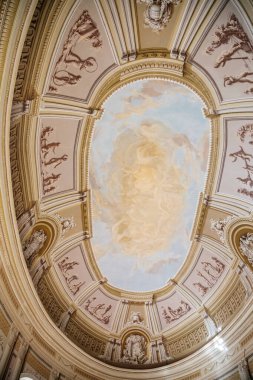 Vranov nad dyji, Güney Moravya, Çek Cumhuriyeti, 03 Temmuz 2021: Freskleri ve mermer heykelleri olan anıtsal barok salonun iç mimarisi, 3D boyalı duvarlar, gökyüzü ve bulutlu oval tavan.