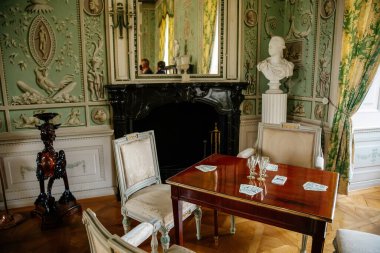 Vranov nad dyji, Güney Moravya, Çek Cumhuriyeti, 03 Temmuz 2021: Kale içi, barok ahşap mobilya, yeşil misafir salonu, boyalı duvarlar, çiçek süsü, ard masası ve kristal gözlük.