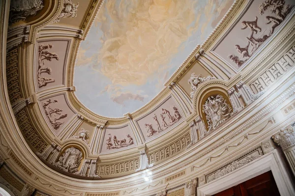 Vranov nad dyji, Güney Moravya, Çek Cumhuriyeti, 03 Temmuz 2021: Freskleri ve mermer heykelleri olan anıtsal barok salonun iç mimarisi, 3D boyalı duvarlar, gökyüzü ve bulutlu oval tavan.