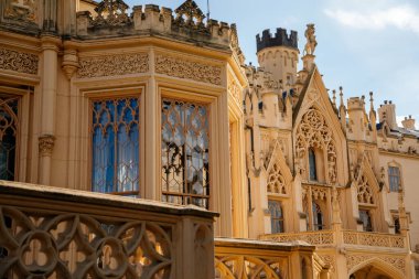 Lednice, Güney Moravya, Çek Cumhuriyeti, 04 Temmuz 2021: Güzel bahçeli şato, güneşli yaz gününde çiçek parkları, neo-gotik romantik kale, UNESCO Dünya Mirası, Lednice Valtice Peyzajı.