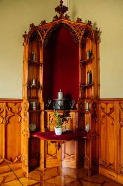 Lednice, Güney Moravya, Çek Cumhuriyeti, 04 Temmuz 2021: Neo-gotik ahşap oymalı tavan ve mobilyalarla dolu kale iç mimarisi, metal kapaklı dolap, yeşil duvar kağıdı, güzel UNESCO şatosu.