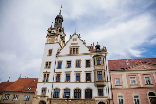 Hustopece, Güney Moravya, Çek Cumhuriyeti, 04 Temmuz 2021: Neo-Rönesans tarzı kulesi olan belediye binası, tarihi şehir merkezinde güneşli bir yaz gününde ana meydan, barok binalı pitoresk cadde.