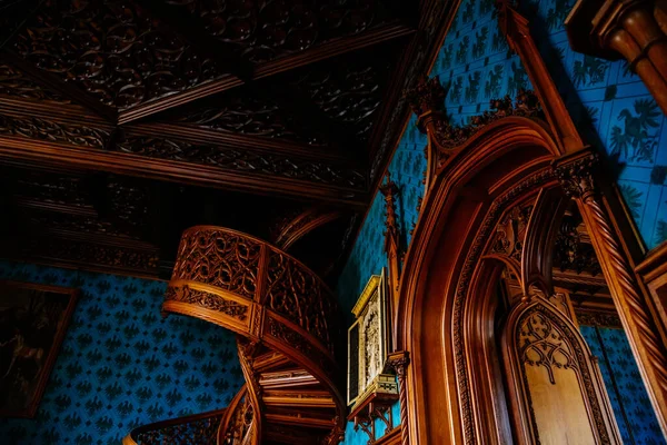 Lednice, Güney Moravya, Çek Cumhuriyeti, 04 Temmuz 2021: Neo-gotik ahşap oymalı tavan ve mobilyalarla dolu kale iç mimarisi, kapının üzerinde armalı ahşap giriş kapısı, UNESCO şatosu.