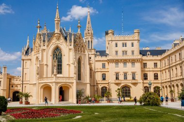 Lednice, Güney Moravya, Çek Cumhuriyeti, 04 Temmuz 2021: Güzel bahçeli şato, güneşli yaz gününde çiçek parkları, neo-gotik romantik kale, UNESCO Dünya Mirası, Lednice Valtice Peyzajı.