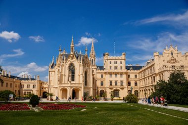 Lednice, Güney Moravya, Çek Cumhuriyeti, 04 Temmuz 2021: Güzel bahçeli şato, güneşli yaz gününde çiçek parkları, neo-gotik romantik kale, UNESCO Dünya Mirası, Lednice Valtice Peyzajı.