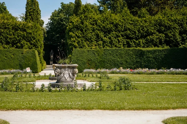 2021年7月4日 捷克共和国摩拉维亚南部莱德尼斯 有美丽花园的城堡 阳光明媚的夏日绿色公园 新哥特式浪漫城堡 几何花床 玫瑰和石瓶 — 图库照片