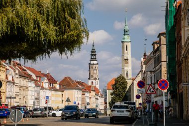 Goerlitz, Saksonya, Almanya, 04 Eylül 2021: Obermarkt veya Yukarı Pazar, Rönesans barok tarihi binaların olduğu pitoresk cadde yaz güneşli bir günde, Trinity Kilisesi ve Rathaus Kulesi.