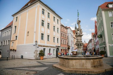 Goerlitz, Saksonya, Almanya, 04 Eylül 2021: Georgsbrunnen veya George 's Fountain at Obermarkt or Upper market, picturesque street with rönesans barok historical buildings at summer sunny day.