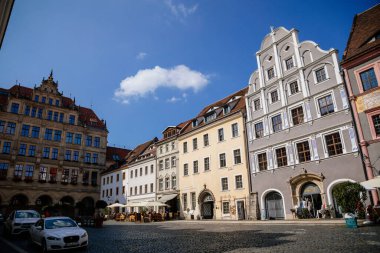 Goerlitz, Saksonya, Almanya, 04 Eylül 2021: Güneşli yaz gününde, ortaçağ kenti, Rönesans ve barok tarihi binaların tarihi merkezinde renkli binaları olan dar resim caddesi.