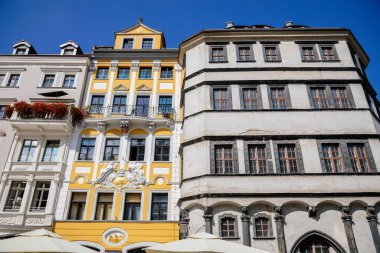 Goerlitz, Saksonya, Almanya, 04 Eylül 2021: Güneşli yaz gününde, ortaçağ kenti, Rönesans ve barok tarihi binaların tarihi merkezinde renkli binaları olan dar resim caddesi.