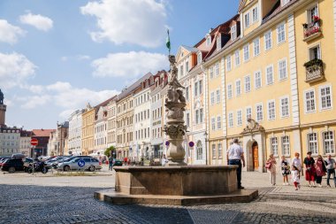 Goerlitz, Saksonya, Almanya, 04 Eylül 2021: Georgsbrunnen veya George 's Fountain at Obermarkt or Upper market, picturesque street with rönesans barok historical buildings at summer sunny day.