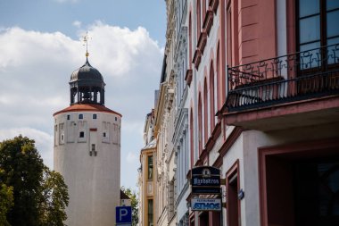 Goerlitz, Almanya, 04 Eylül 2021: Gotik Rönesans Muazzam Kalın Kule ya da tarihi şehir Marienplatz 'da Kum Taşı Kurtarma ile Dicker Turm, Ortaçağ tahkimatının bir parçası, güneşli yaz günü.
