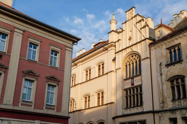 Decin, Kuzey Bohemya, Çek Cumhuriyeti, 2 Ekim 2021: merkez şehir Masaryk Meydanı, gotik, barok ve rönesans tarihi binaları ile pitoresk cadde güneşli bir sonbahar günü, Bölge Mahkemesi.