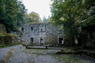 Bohemya İsviçre Ulusal Parkı, Çek Cumhuriyeti, 2 Ekim 2021: River Kamenice 'deki Dolsky mlyn kalıntıları, Ceske Svycarsko' daki eski taş su değirmeni, sonbahar güneşli günü, terk edilmiş bina, eski duvarcılık.