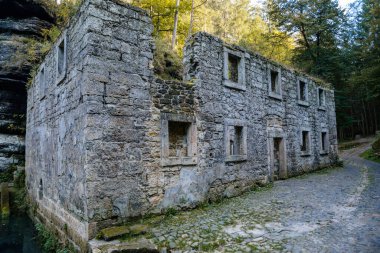 Bohemya İsviçre Ulusal Parkı, Çek Cumhuriyeti, 2 Ekim 2021: River Kamenice 'deki Dolsky mlyn kalıntıları, Ceske Svycarsko' daki eski taş su değirmeni, sonbahar güneşli günü, terk edilmiş bina, eski duvarcılık.