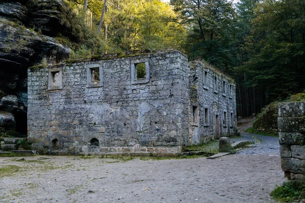 Bohemya İsviçre Ulusal Parkı, Çek Cumhuriyeti, 2 Ekim 2021: River Kamenice 'deki Dolsky mlyn kalıntıları, Ceske Svycarsko' daki eski taş su değirmeni, sonbahar güneşli günü, terk edilmiş bina, eski duvarcılık.