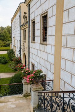 Castolovice, Doğu Bohemya, Çek Cumhuriyeti, 11 Eylül 2021: Güneşli bir günde kulesi olan rönesans kalesi, atari salonlu avlu ve geometrik çiçek yataklı, duvarlarında duvar resimleri ve sgraffito alçı.