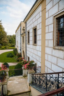 Castolovice, Doğu Bohemya, Çek Cumhuriyeti, 11 Eylül 2021: Güneşli bir günde kulesi olan rönesans kalesi, atari salonlu avlu ve geometrik çiçek yataklı, duvarlarında duvar resimleri ve sgraffito alçı.