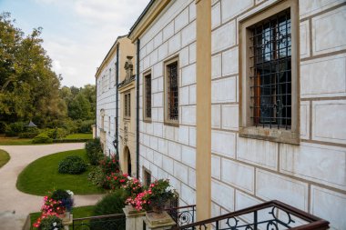 Castolovice, Doğu Bohemya, Çek Cumhuriyeti, 11 Eylül 2021: Güneşli bir günde kulesi olan rönesans kalesi, atari salonlu avlu ve geometrik çiçek yataklı, duvarlarında duvar resimleri ve sgraffito alçı.