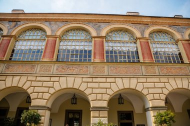 Castolovice, Doğu Bohemya, Çek Cumhuriyeti, 11 Eylül 2021: Güneşli bir günde kulesi olan rönesans kalesi, atari salonlu avlu ve geometrik çiçek yataklı, duvarlarında duvar resimleri ve sgraffito alçı.