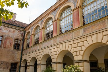 Castolovice, Doğu Bohemya, Çek Cumhuriyeti, 11 Eylül 2021: Güneşli bir günde kulesi olan rönesans kalesi, atari salonlu avlu ve geometrik çiçek yataklı, duvarlarında duvar resimleri ve sgraffito alçı.