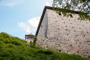 Litice nad Orlici, Doğu Bohemya, Çek Cumhuriyeti, 11 Eylül 2021: Tepedeki ortaçağ şatosu kalıntıları, taş kulesi olan eski kale, antik gotik kale, güneşli bir gün, kırsal alanda bir dönüm noktası..