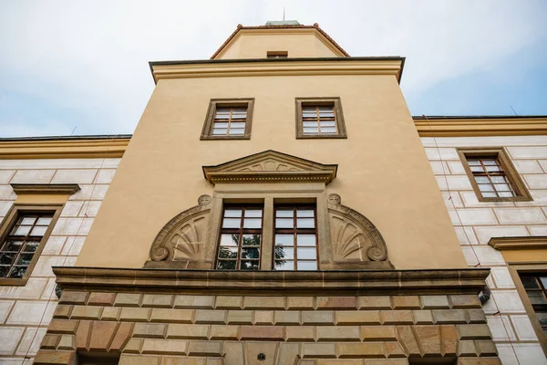 カストロヴィツェ 東ボヘミア チェコ共和国 2021年9月11日 晴れた日の塔とルネサンスの城 アーケードと幾何学的な花壇 壁画や壁にSgraffito石膏と中庭 — ストック写真