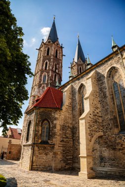 Kolin, Merkez Bohemya, Çek Cumhuriyeti, 10 Temmuz 2021: Güneşli yaz gününde kulesi olan ortaçağ taşı St. Bartholomews Kilisesi, kemerli pencereler, şempanzeler ve heykeller, çan kulesi olan Gotik Katedrali.