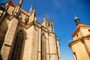 Kolin, Merkez Bohemya, Çek Cumhuriyeti, 10 Temmuz 2021: Güneşli yaz gününde kulesi olan ortaçağ taşı St. Bartholomews Kilisesi, kemerli pencereler, şempanzeler ve heykeller, çan kulesi olan Gotik Katedrali.