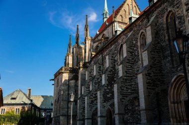 Kolin, Merkez Bohemya, Çek Cumhuriyeti, 10 Temmuz 2021: Güneşli yaz gününde kulesi olan ortaçağ taşı St. Bartholomews Kilisesi, kemerli pencereler, şempanzeler ve heykeller, çan kulesi olan Gotik Katedrali.