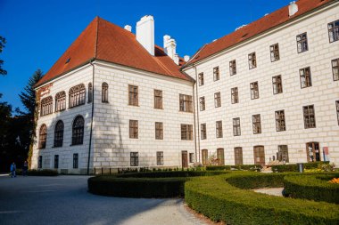 Trebon, Güney Bohemya, Çek Cumhuriyeti, 9 Ekim 2021: Castle Courtyard, Rönesans şatosu, kule ve sgraffito duvar boyalı alçı, güneşli bir günde ön cephede, parklı ortaçağ tarihi kasabası