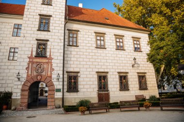 Trebon, Güney Bohemya, Çek Cumhuriyeti, 9 Ekim 2021: Castle Courtyard, Rönesans şatosu, kule ve sgraffito duvar boyalı alçı, güneşli bir günde ön cephede, parklı ortaçağ tarihi kasabası