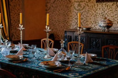 Cervena Lhota, Güney Bohemya, Çek Cumhuriyeti, 9 Ekim 2021: Şato içi, barok ahşap oyma mobilya, duvarlarında çiçeklerle süslenmiş yemek odası, masada porselen, cam şamdanlar