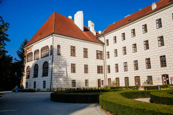 2021年10月9日 捷克共和国 南波西米亚 特雷邦 城堡庭院 有塔楼的文艺复兴城堡 阳光明媚的日子 墙上装饰着石灰 有公园的中世纪历史城镇 — 图库照片